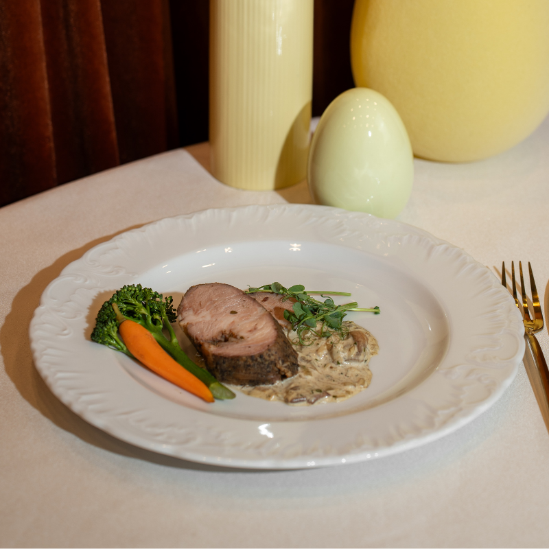 Wolno pieczona karkówka w sosie grzybowym