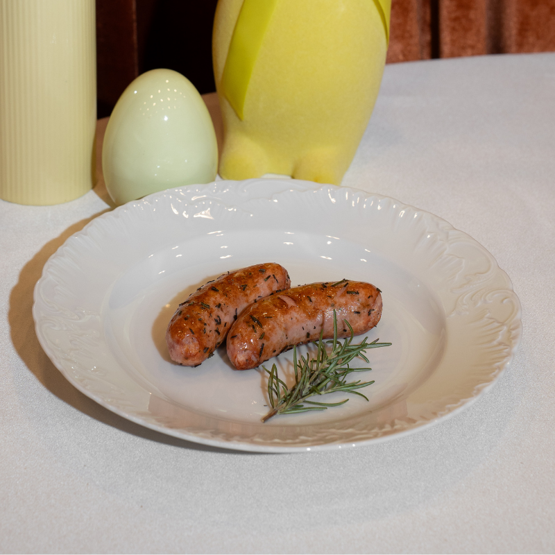 Tradycyjna pieczona biała kiełbasa w ziołach