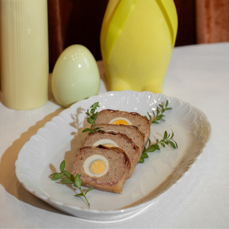 Pasztet z królika z jajkiem w boczku